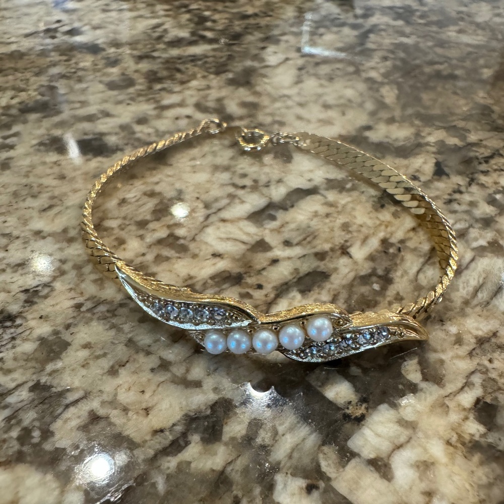 Richelieu vintage gold tone faux pearl bracelet
